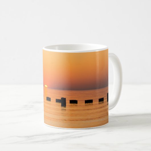オレンジ色の湖の日の出 コーヒーマグ コーヒーマグカップ (正面右)