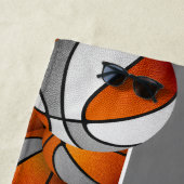 オレンジ色の灰色のチームカラーのバスケットボールの多く ビーチタオル (インサイチュ)