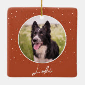 オレンジ色の犬の写真と名前クリスマス セラミックオーナメント (裏面)