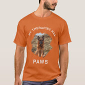 オレンジ色の犬の写真と「私のセラピストは肉球を持っている」 Tシャツ (正面)