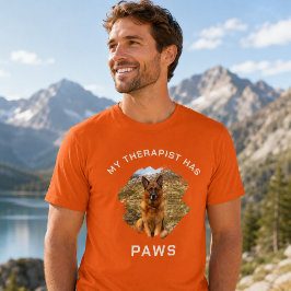 オレンジ色の犬の写真と「私のセラピストは肉球を持っている」 Tシャツ