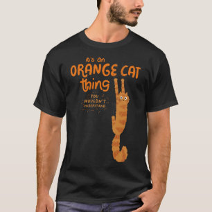 オレンジ色の猫おもしろいが乗っぶら下がったている Tシャツ