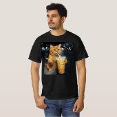 オレンジ色の猫がアイスコーヒーを飲みタバコを吸っている Tシャツ (正面フル)