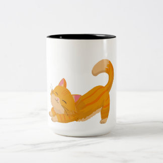 オレンジ色の猫が伸びをしている ツートーンマグカップ