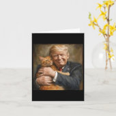 オレンジ色の猫を抱きしめているトランプ2024 カード (黄色い花)