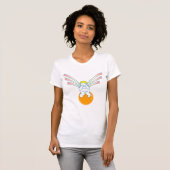 オレンジ色の球体に座るキュートな天使 Tシャツ (正面フル)