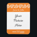 オレンジ色の甘いペイズリーハートリマインダーマグネット マグネット<br><div class="desc">上下に明るいオレンジ縁ど色のハートを配し、ペイズリー状のつる植物のパターンを持ち、インテリア上に磁石のパターンを持つ水玉模様で囲まれている。名前と日付カスタマイズと共に使用できる文字は、情報に合わせて編集できる状態になっている。あなたの写真をセンターに追加することによカスタマイズり、あなたの友人と家族のすべてのためのこの仕事を終わらせなさいお気に入りの。その間に役立つゲストと簡単の両方が見る両方の招待されすべてのゲストのための記念品を作成しなさい。オレンジの甘いペイズリーハートの他の製品をチェックして、あなたのイベントのための真に調和した外観を作成する。</div>