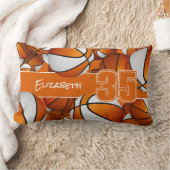 オレンジ色の白いたくさんのバスケットボールの女の子のスポーツルーム ランバークッション (ブランケット)