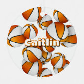 オレンジ色の白いバスケットボールの記念品名前をカスタムする メタルオーナメント (正面)
