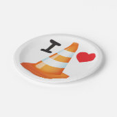 オレンジ色の白い学生のパンクとトラフィックコーン ペーパープレート (アングル)