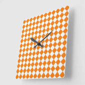 オレンジ色の白い市松模様にダイヤモンド模様 スクエア壁時計 (傾斜)