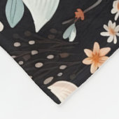 オレンジ色の白い花（黒） フリースブランケット (角)