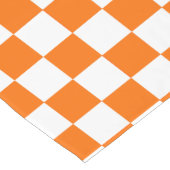 オレンジ色の白市松模様にいチェックパターン ショートテーブルランナー (コーナー)