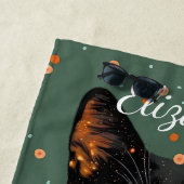 オレンジ色の目とグリッターで神秘的な黒猫 ビーチタオル (インサイチュ)