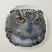オレンジ色の目を持つユーラシアイーグルフクロウ ラウンドクッション (正面)
