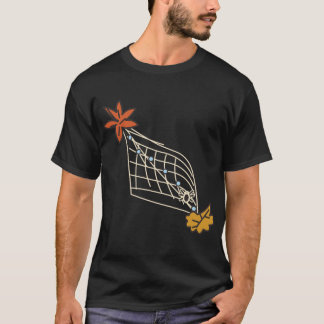 オレンジ色の秋の葉と水滴のクモの巣 Tシャツ