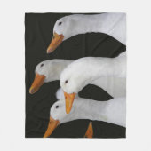 オレンジ色の紙幣を持つ白いアヒルのギャグ フリースブランケット (正面)