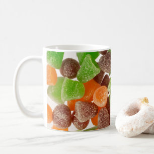オレンジ色の緑色の赤いガム飴に砂糖を振りかけたもの コーヒーマグカップ