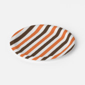 オレンジ色の縦型ストライプパーティー ペーパープレート (アングル)