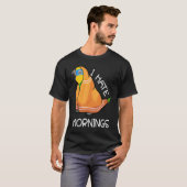 オレンジ色の翼アマゾンの朝を嫌う疲れたオウム Tシャツ (正面フル)
