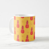 オレンジ色の背景にピンクのパイナップル。シームレスなパット コーヒーマグカップ (正面左)