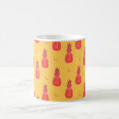 オレンジ色の背景にピンクのパイナップル。シームレスなパット コーヒーマグカップ (中央)