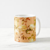 オレンジ色の背景にロマンチックな白いバラ コーヒーマグカップ (正面右)