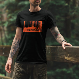 オレンジ色の背景に望遠レンズのグラフィック Tシャツ
