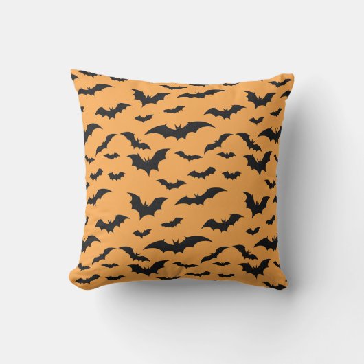 オレンジ色の背景のハロウィーンこうもり クッション (正面)