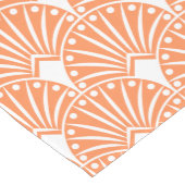 オレンジ色の背景の白いアールデコパターン ミディアムテーブルランナー (コーナー)