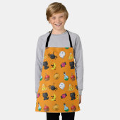 オレンジ色の背景を持つ可愛いハロウィンパターン エプロン (着用した状態)