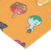 オレンジ色の背景を持つ可愛いハロウィンパターン テーブルクロス (アングル)