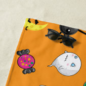 オレンジ色の背景を持つ可愛いハロウィンパターン ビーチタオル (インサイチュ)