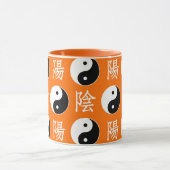 オレンジ色の背景中国の陽模様 マグカップ (中央)