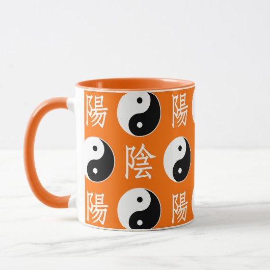 オレンジ色の背景中国の陽模様 マグカップ (左)