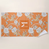 オレンジ色の花と鳥のモノグラム ビーチタオル (正面)