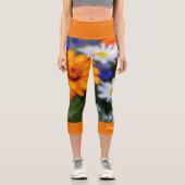 オレンジ色の花のフローラパーソナライズされた名 カプリレギンス (正面)