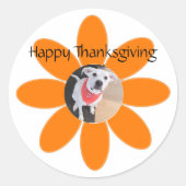 オレンジ色の花の休日のかわいい子犬の写真 ラウンドシール (正面)