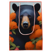 オレンジ色の花を咲かせた黒熊 ミディアムペーパーバッグ (裏面)