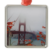 オレンジ色の花を持つゴールデンゲートブリッジ