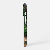オレンジ色の花を持つ庭の歩道 iPhone 16ケース (左側面)