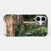 オレンジ色の花を持つ庭の歩道 iPhone 16ケース (裏面横)