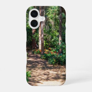 オレンジ色の花を持つ庭の歩道 iPhone 16ケース