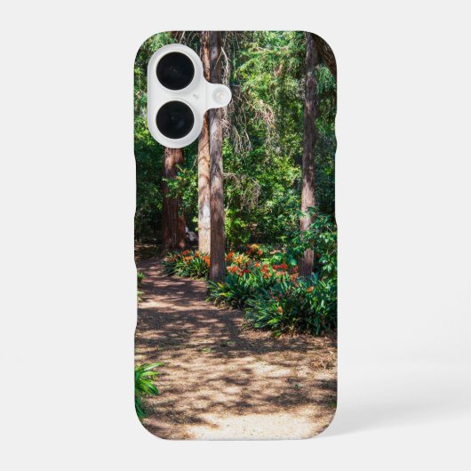 オレンジ色の花を持つ庭の歩道 iPhone 16ケース (裏面)