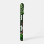 オレンジ色の花を持つ庭の歩道 iPhone 16ケース (右側面)