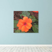 オレンジ色の花クローズアップ キャンバスプリント (インサイチュ (ウッドフロア))