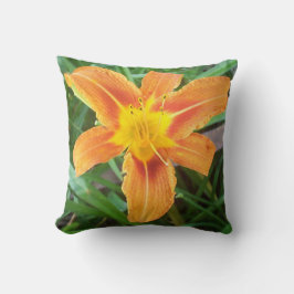オレンジ色の花 クッション