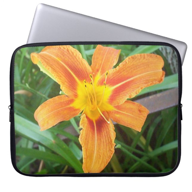 オレンジ色の花 ラップトップスリーブ (正面)