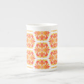 オレンジ色の花、花の模様、花の模様 ボーンチャイナマグカップ (正面)