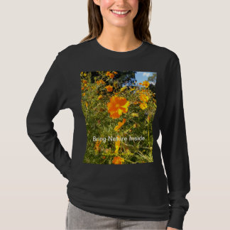 オレンジ色の花Tシャツ Tシャツ